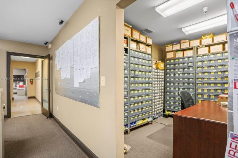 Propiedad comercial en venta en Miami, Florida № 1951168 - foto 25