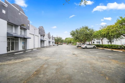 Propiedad comercial en venta en Miami, Florida № 1951168 - foto 3