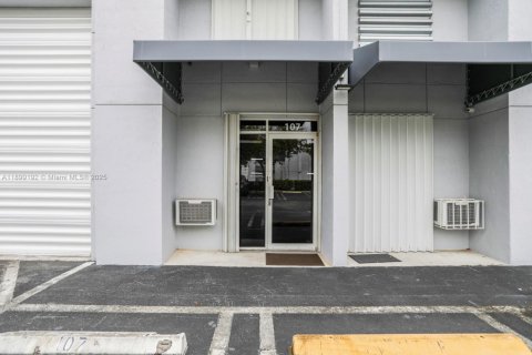 Propiedad comercial en venta en Miami, Florida № 1951168 - foto 9