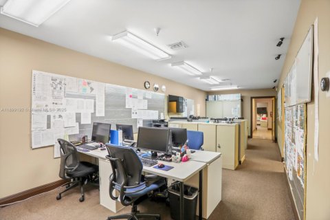 Propiedad comercial en venta en Miami, Florida № 1951168 - foto 20