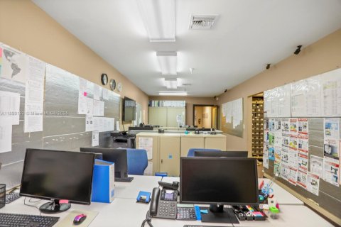 Propiedad comercial en venta en Miami, Florida № 1951168 - foto 22