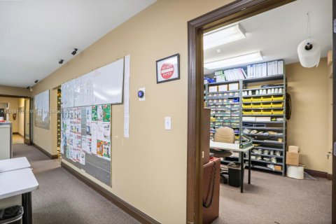 Propiedad comercial en venta en Miami, Florida № 1951168 - foto 28