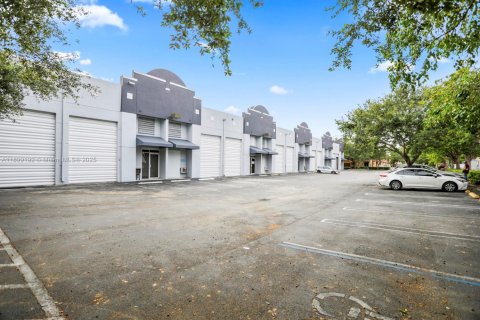 Propiedad comercial en venta en Miami, Florida № 1951168 - foto 2