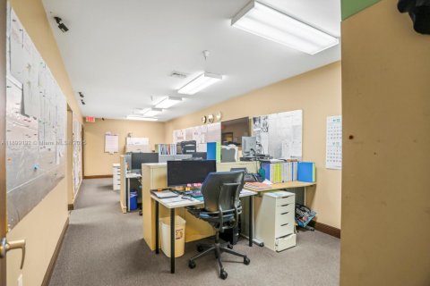 Propiedad comercial en venta en Miami, Florida № 1951168 - foto 18