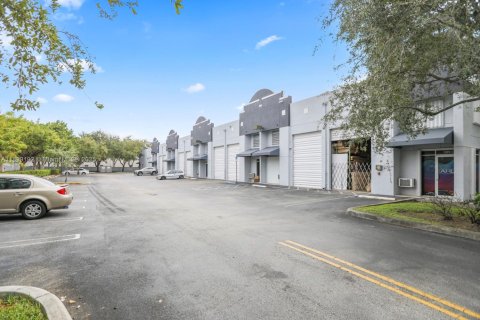Propiedad comercial en venta en Miami, Florida № 1951168 - foto 4