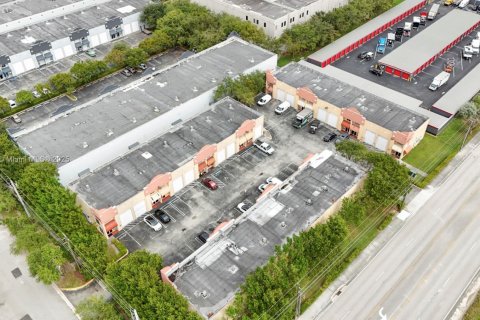 Propiedad comercial en venta en Miami, Florida № 1951168 - foto 8