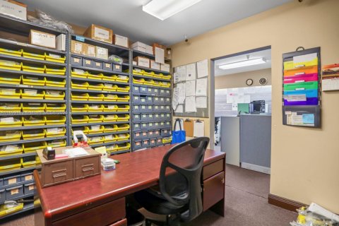 Propiedad comercial en venta en Miami, Florida № 1951168 - foto 26