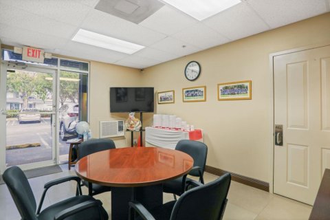 Propiedad comercial en venta en Miami, Florida № 1951168 - foto 12