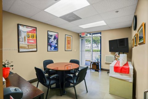 Propiedad comercial en venta en Miami, Florida № 1951168 - foto 11