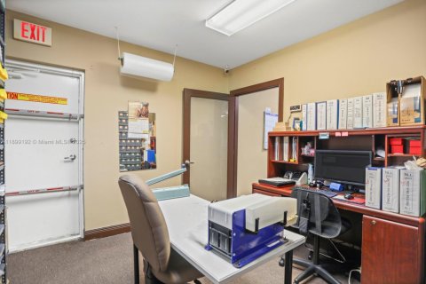Propiedad comercial en venta en Miami, Florida № 1951168 - foto 29