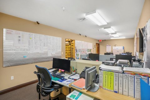 Propiedad comercial en venta en Miami, Florida № 1951168 - foto 19