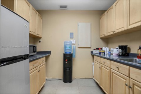 Propiedad comercial en venta en Miami, Florida № 1951168 - foto 16