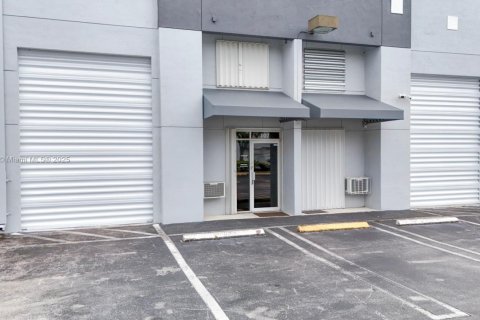Propiedad comercial en venta en Miami, Florida № 1951168 - foto 1