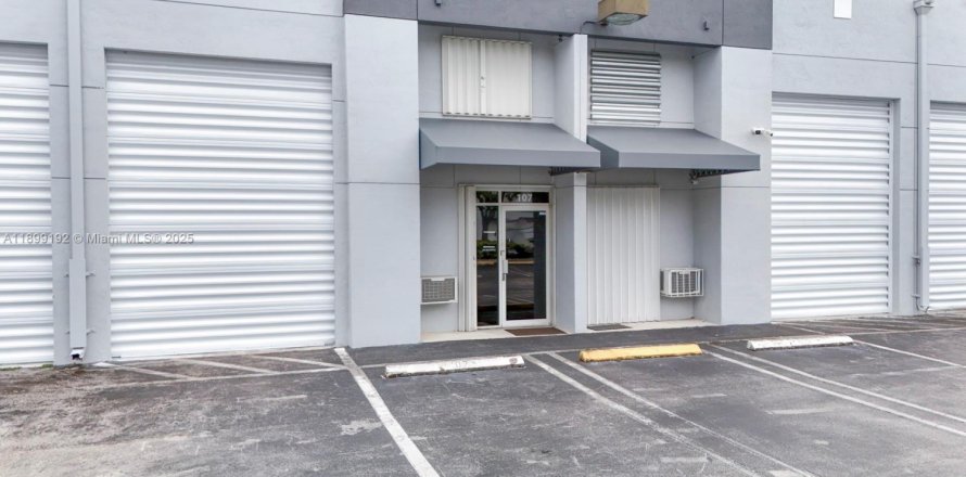 Propiedad comercial en Miami, Florida № 1951168
