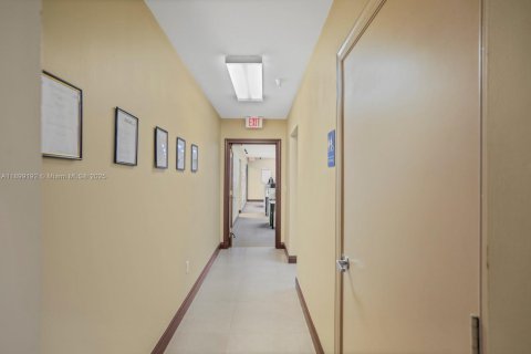 Propiedad comercial en venta en Miami, Florida № 1951168 - foto 13