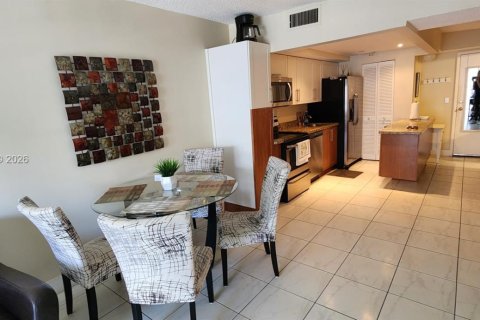 Condominio en alquiler en Sunny Isles Beach, Florida, 2 dormitorios, 81.01 m2 № 2073647 - foto 4