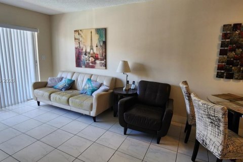 Condominio en alquiler en Sunny Isles Beach, Florida, 2 dormitorios, 81.01 m2 № 2073647 - foto 2
