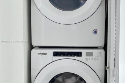 Condo in Doral, Florida, 2 bedrooms  № 1959560 - photo 15