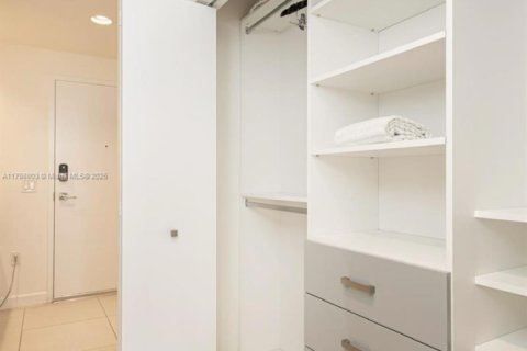 Condo in Doral, Florida, 2 bedrooms  № 1959560 - photo 10