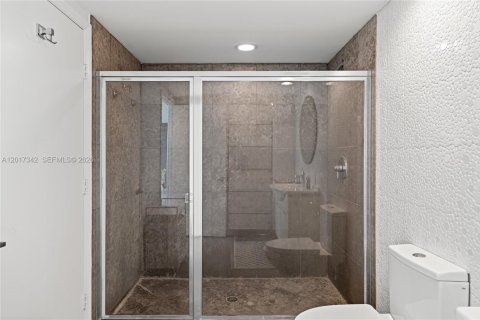 Condominio en alquiler en Miami, Florida, 2 dormitorios, 139.35 m2 № 2085637 - foto 27