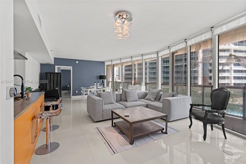 Condominio en alquiler en Miami, Florida, 2 dormitorios, 139.35 m2 № 2085637 - foto 12
