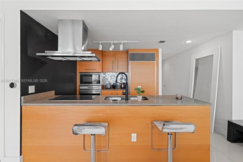 Condominio en alquiler en Miami, Florida, 2 dormitorios, 139.35 m2 № 2085637 - foto 3