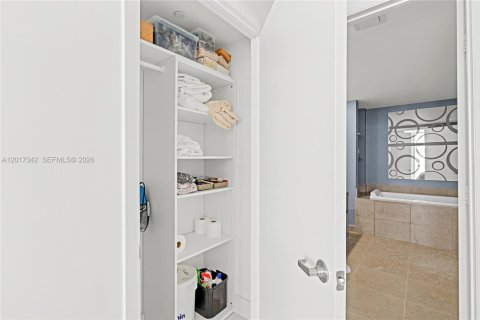 Condominio en alquiler en Miami, Florida, 2 dormitorios, 139.35 m2 № 2085637 - foto 20