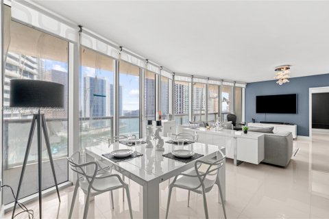 Condominio en alquiler en Miami, Florida, 2 dormitorios, 139.35 m2 № 2085637 - foto 10