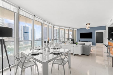 Condominio en alquiler en Miami, Florida, 2 dormitorios, 139.35 m2 № 2085637 - foto 5