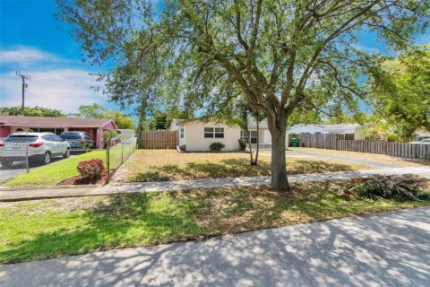 Casa en venta en Lauderhill, Florida, 3 dormitorios, 131.55 m2 № 1865304 - foto 2