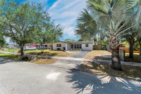 Casa en venta en Lauderhill, Florida, 3 dormitorios, 131.55 m2 № 1865304 - foto 1