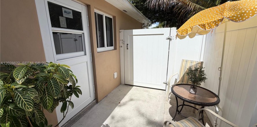 Propiedad comercial en North Miami, Florida № 2087253