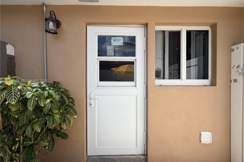 Propiedad comercial en alquiler en North Miami, Florida № 2087253 - foto 2