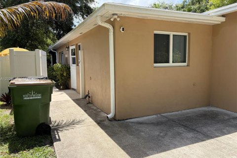 Propiedad comercial en alquiler en North Miami, Florida № 2087253 - foto 16