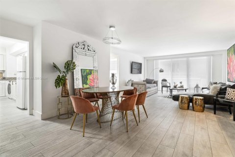 Снять в аренду кондоминиум в Серфсайд, Флорида 1 спальня, 84.08м2, № 1862226 - фото 12