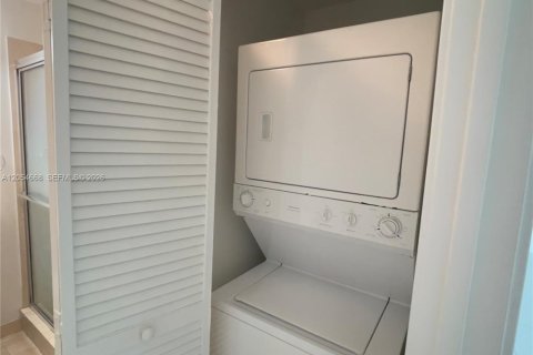 Купить кондоминиум в Майами, Флорида 1 спальня, 65.5м2, № 2152424 - фото 18