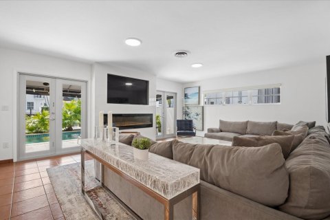 House in Fort Lauderdale, Florida 3 bedrooms, 227.61 sq.m. № 2253416 - photo 2