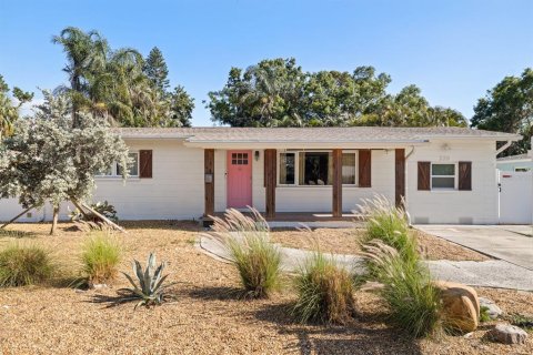 House in Saint Petersburg, Florida 3 bedrooms, 142.6 sq.m. № 2230063
