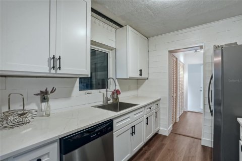 House in Saint Petersburg, Florida 3 bedrooms, 142.6 sq.m. № 2230063 - photo 8