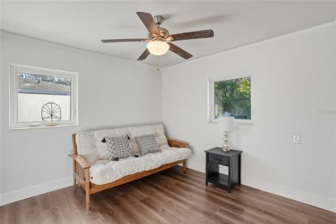 House in Saint Petersburg, Florida 3 bedrooms, 142.6 sq.m. № 2230063 - photo 17