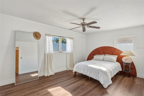 House in Saint Petersburg, Florida 3 bedrooms, 142.6 sq.m. № 2230063 - photo 4