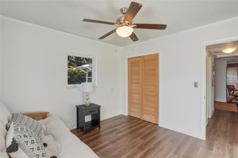 House in Saint Petersburg, Florida 3 bedrooms, 142.6 sq.m. № 2230063 - photo 18