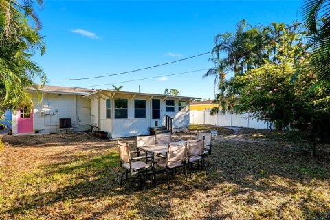 House in Saint Petersburg, Florida 3 bedrooms, 142.6 sq.m. № 2230063 - photo 22