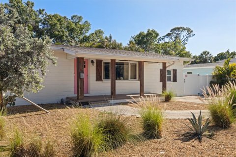 House in Saint Petersburg, Florida 3 bedrooms, 142.6 sq.m. № 2230063 - photo 7