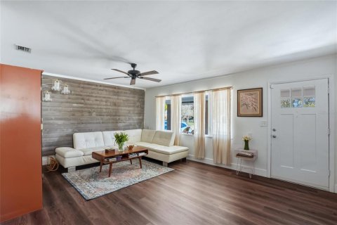 House in Saint Petersburg, Florida 3 bedrooms, 142.6 sq.m. № 2230063 - photo 9