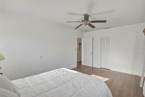 House in Saint Petersburg, Florida 3 bedrooms, 142.6 sq.m. № 2230063 - photo 16