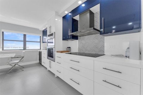 Condo in Hollywood, Florida, 3 bedrooms  № 1959648 - photo 7