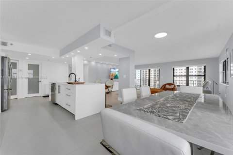 Condo in Hollywood, Florida, 3 bedrooms  № 1959648 - photo 12