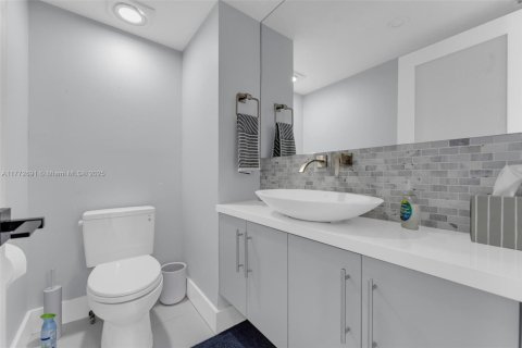 Condo in Hollywood, Florida, 3 bedrooms  № 1959648 - photo 18