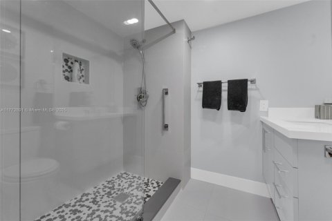 Condo in Hollywood, Florida, 3 bedrooms  № 1959648 - photo 25